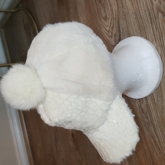 Big Bear Pom Pom White Faux Fur Baseball Cap - Picture 4 of 9